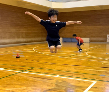 福井市教室にて、楽しそうにゴムとびをする子供