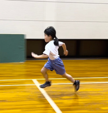 加賀市教室にて、走り方の練習をする女児