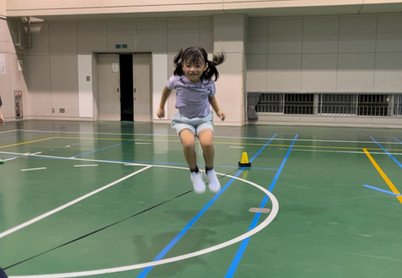 白山市教室にて、笑顔でゴムとびジャンプトレーニングをする小学生女児の子供