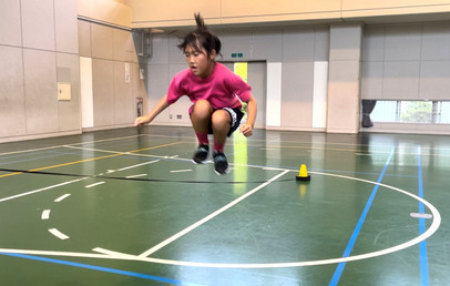 白山市教室にて、ゴムひもをかっこよく跳び越える高学年の女の子