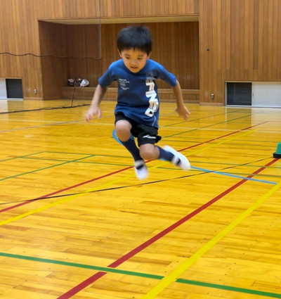 金沢市教室にて、かっこよくゴムひもをジャンプする小学一年生の男の子