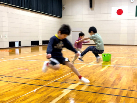 小松市教室にて、かっこよくゴムひもジャンプをする小学生の男の子３人