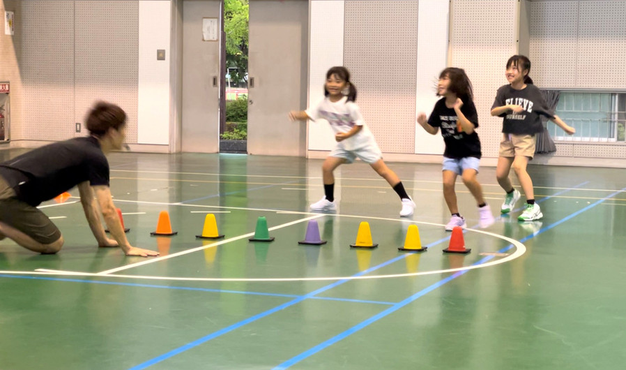 白山市教室にて、楽しそうにおにごっこをする３人の女の子