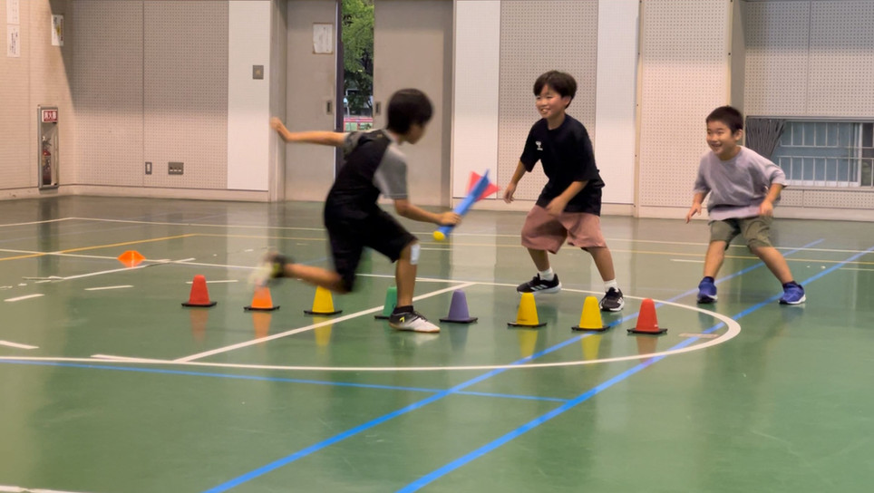 白山市教室にて、オリジナルのロケット鬼ごっこをする小学生の男児3人