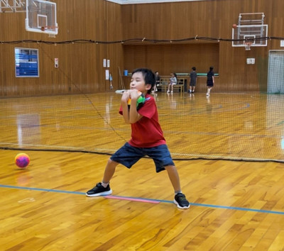 金沢市教室にて、ドッジボールでかっこよくキャッチしている小学３年生の子供