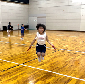 小松市教室にて、楽しそうに縄跳びをする女の子