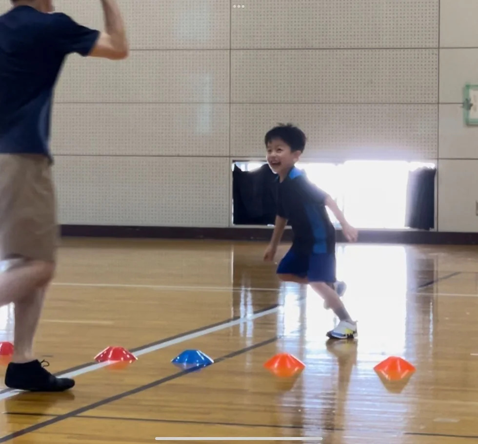 小松市教室にて鬼ごっこをする男の子と大久保先生（小松市教室のメインビジュアル）