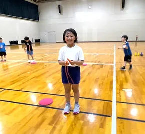 小松市教室に参加している、なわとびを持った笑顔の小学生女児