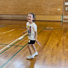 福井市教室に参加している、なわとびを持った笑顔の女の子