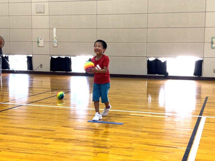 小松市教室にてボールをもって構える男の子