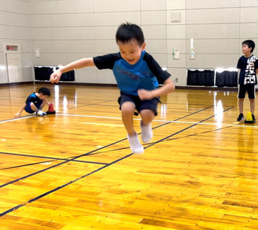 小松市教室にて楽しそうにジャンプをする男の子