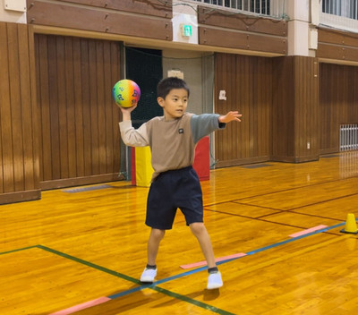 金沢市教室にて、ドッジボールの「オーバースロー」の練習をする小学一年生の男の子