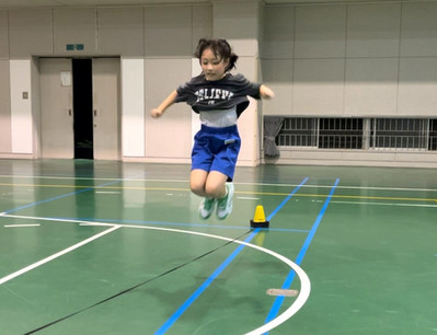 白山市教室にて、ゴムひもジャンプをする小学生の女の子