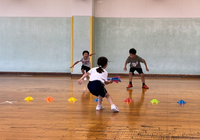 野々市教室にてオリジナルの「壁おにごっこ」をする子供たち