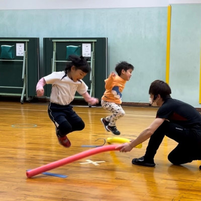 野々市教室にて島タッチおにごっこをする子供と大久保先生