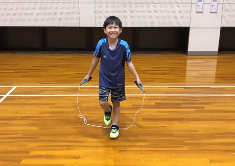 笑顔でなわとびの練習をする男の子