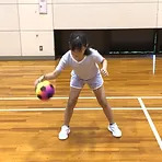 加賀市教室にて、ボールのドリブルを練習する女の子