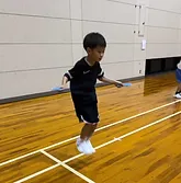 二重とびを練習している小学2年生男児