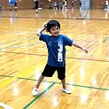 金沢市教室にて、笑顔でボール投げの練習をする幼児の男の子