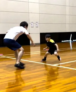 フットワークトレーニングをする子供と大久保先生