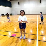 小松市教室に参加している笑顔でなわとびの練習をする女の子