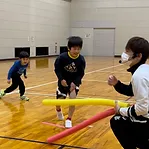 笑顔でスポーツを楽しむ年長児と小学生