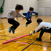 ジャンプ練習をする２人の男の子