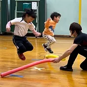 ジャンプの運動神経トレーニングをする２人のキッズ