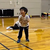 ボールキャッチができて喜ぶ幼児の男の子