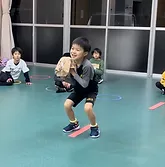 白山市会場にて、ボールキャッチができて嬉しそうな年長の幼児