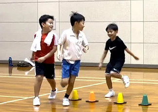 加賀市教室にて、楽しそうに走り回る小学生の子供３人