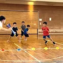 福井市教室にて、楽しそうに鬼ごっこをする小学生の男児四人