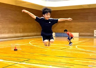 福井教室にて、笑顔でジャンプする小学生の子供