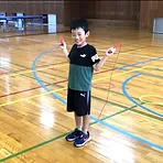 金沢市教室にて、なわとびをもった笑顔の小学生の男児