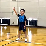 小松市教室にて、笑顔でピースサインをする小学生の男児