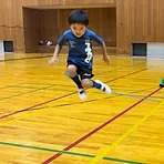 金沢市教室にて、かっこよくジャンプする小学生の男の子