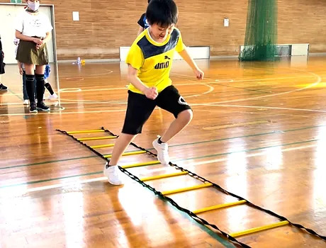 福井市教室にて、ラダートレーニングをする高学年の子供