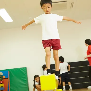 平均台を渡る男児