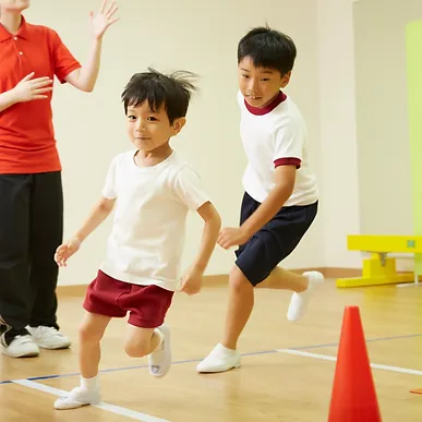 笑顔で走るキッズ二人