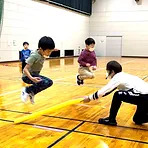 小松市教室にて、反応ジャンプトレーニングをする小学生の子どもと、指導する大久保先生