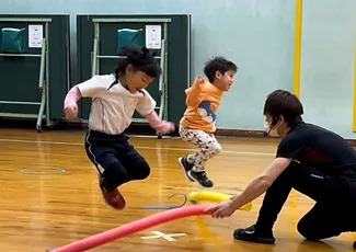 野々市教室にて、楽しそうにジャンプする笑顔の幼児2人