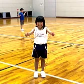 小松市教室にて、漫面の笑みでなわとびにチャレンジしている小学生の女の子