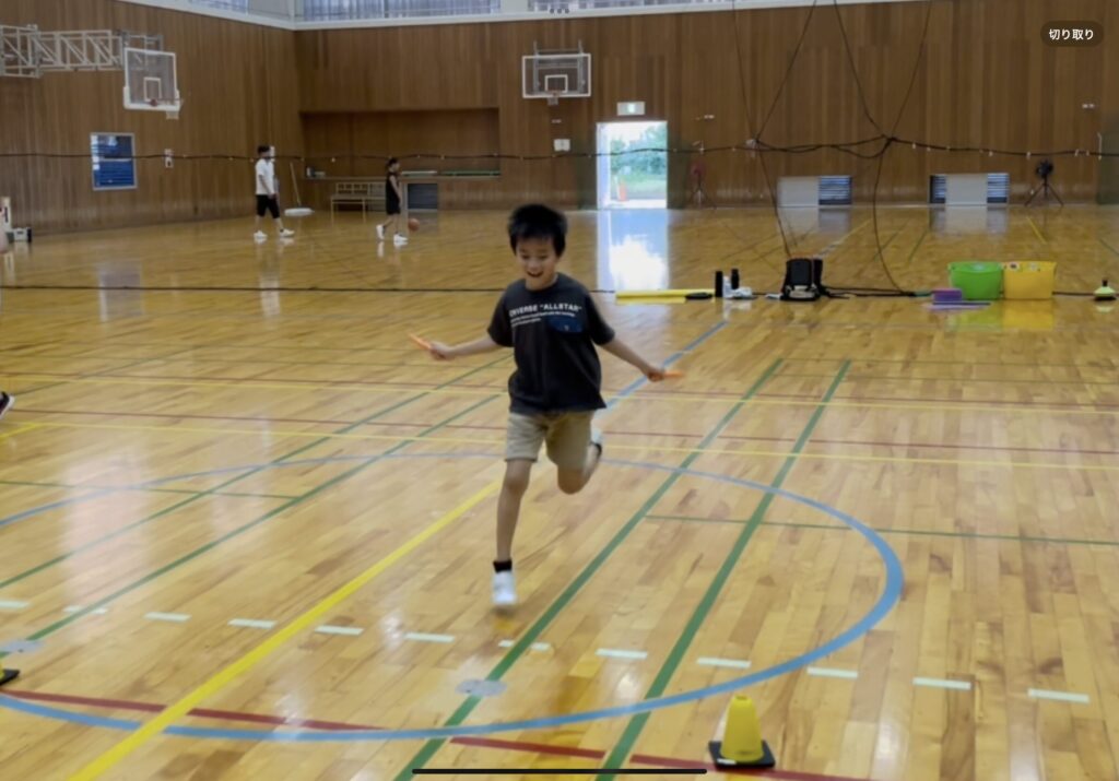 金沢市教室にて、楽しそうに縄跳びをする小学生男児の子供