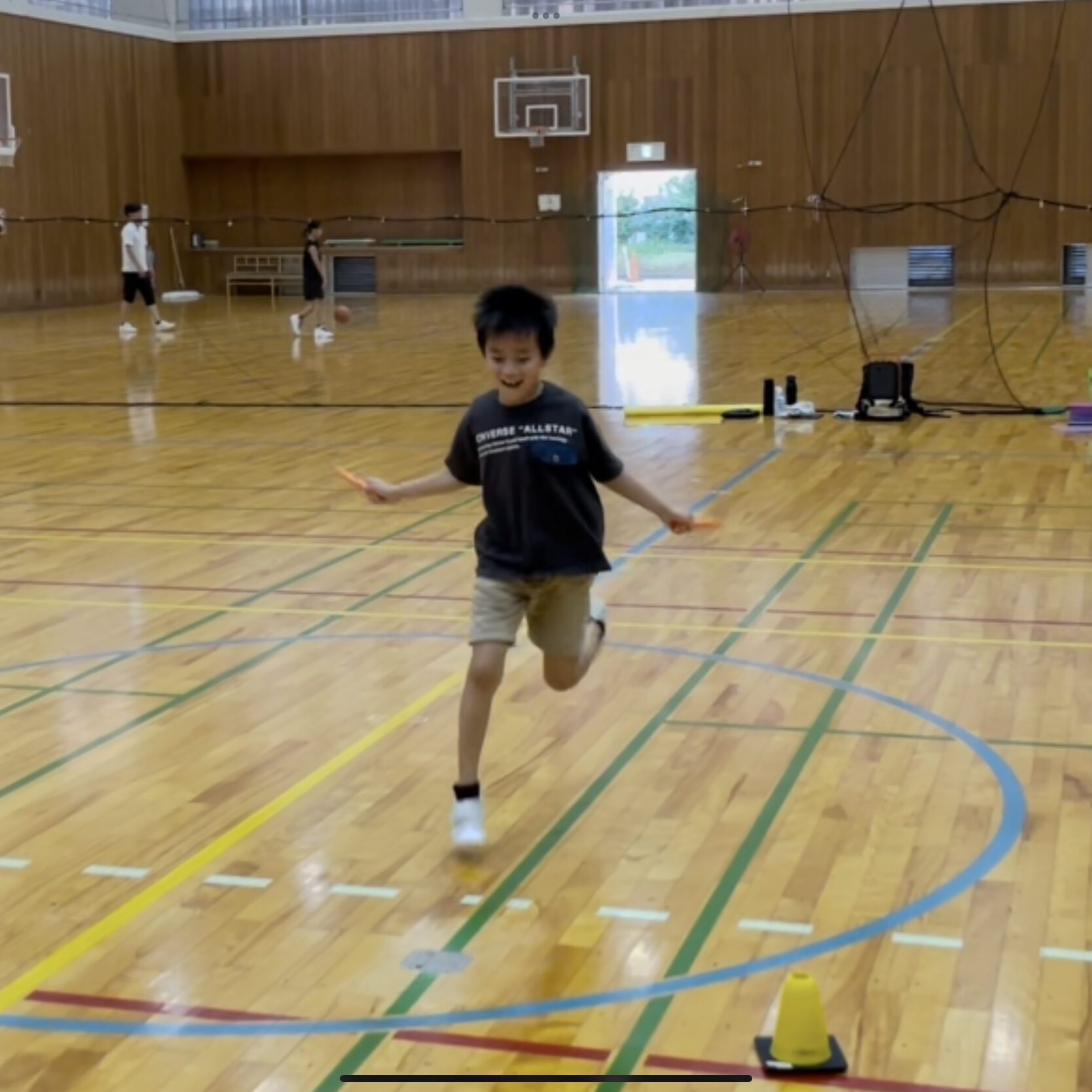 金沢市教室にて、楽しそうに縄跳びをする小学生男児の子供