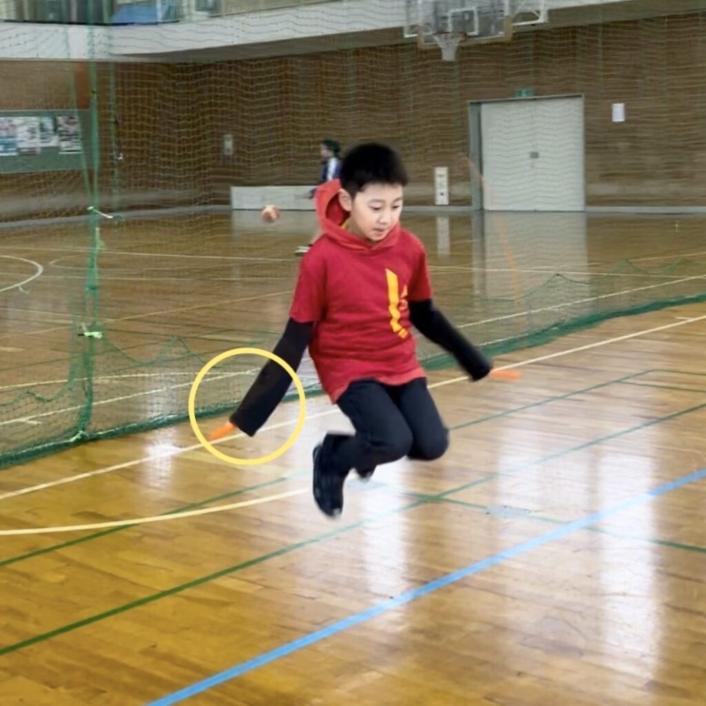 福井市教室にて、縄跳びを真剣な表情でおこなう小学校5年生の子供