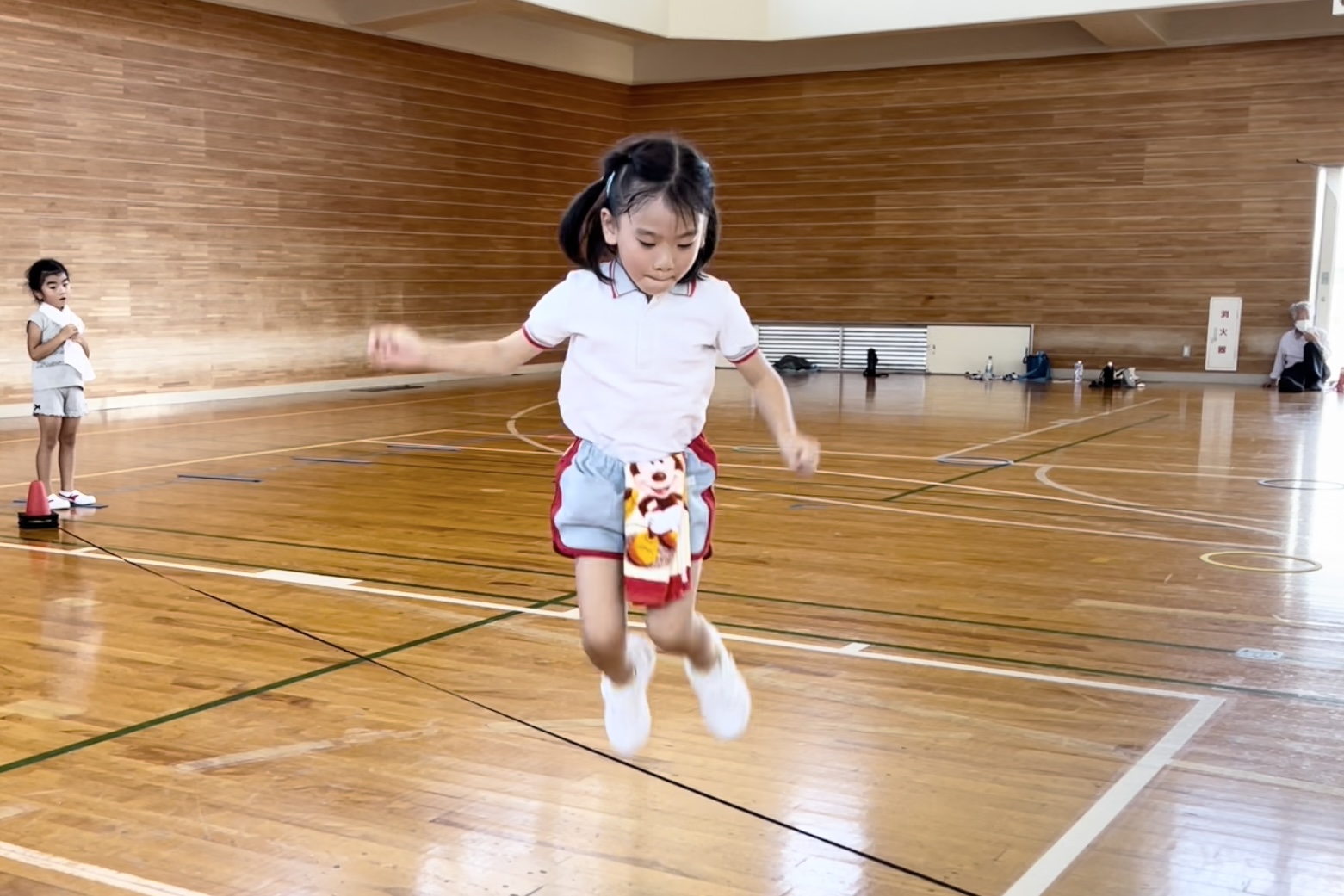 福井市教室にて、運動神経トレーニング「ゴムとびジャンプ」をする幼児の子供