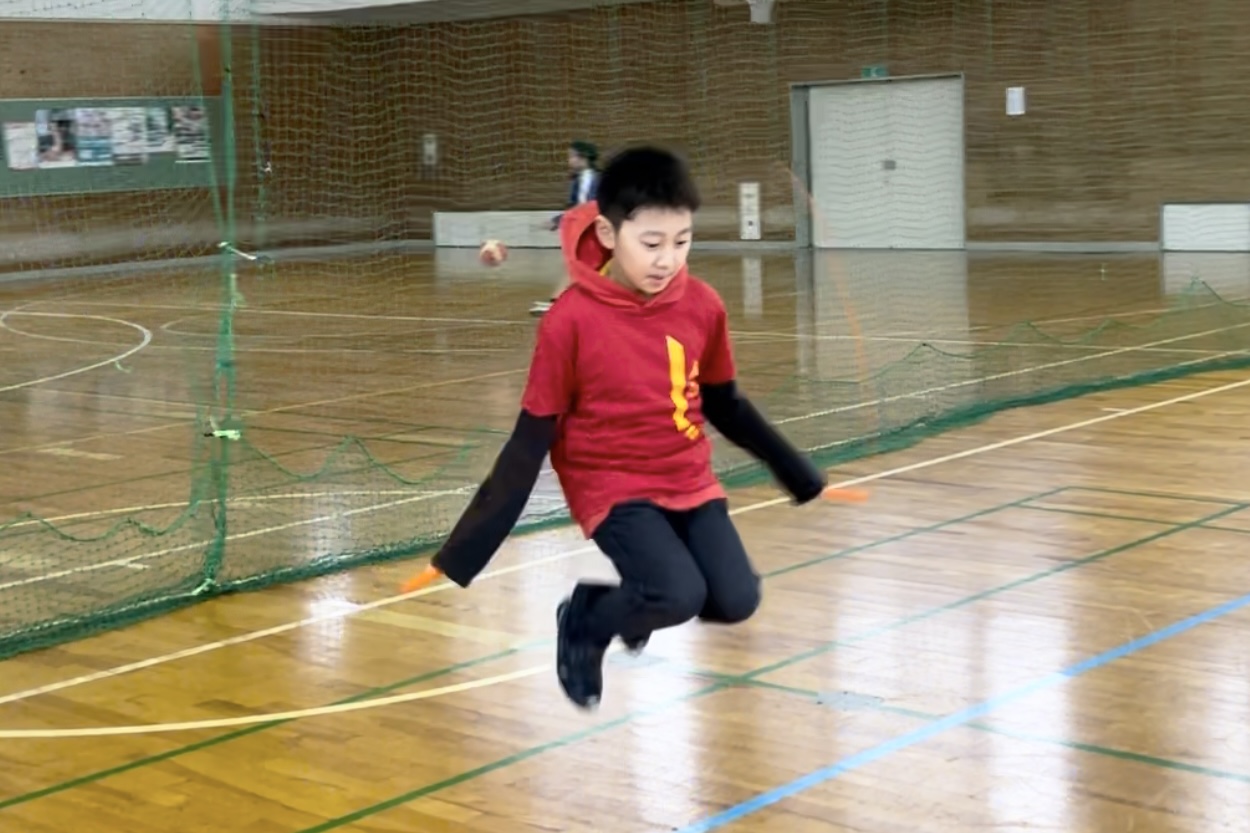 福井市教室にて、縄跳びの二重とびにチャレンジする小学生男児の子供