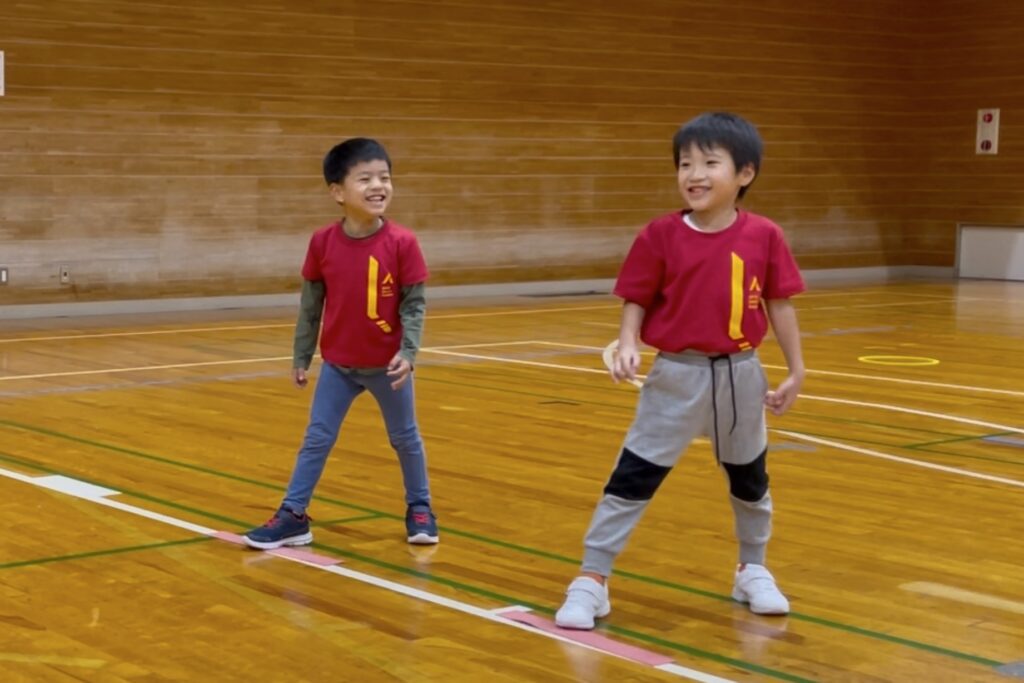 福井市教室にて、楽しそうな笑顔でスタートダッシュの形をとる幼児の男の子二人