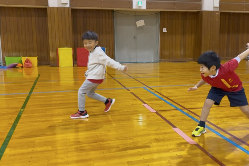 金沢市冨樫教室にて、運動神経トレーニングの「反応ダッシュ」を　する楽しそうな幼児の男の子二人