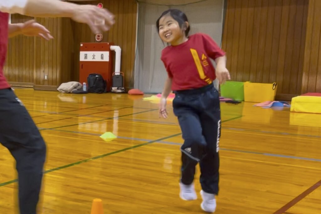 金沢市冨樫教室にて、満遍お笑顔でジャンプする小学生女児の子供